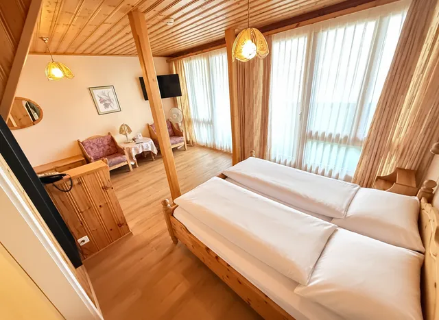 Jungfrau Superior Double - Balcony & Lake View bedroom